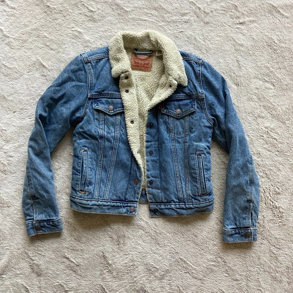 NWOT Levi's sherpa trucker denim jacket